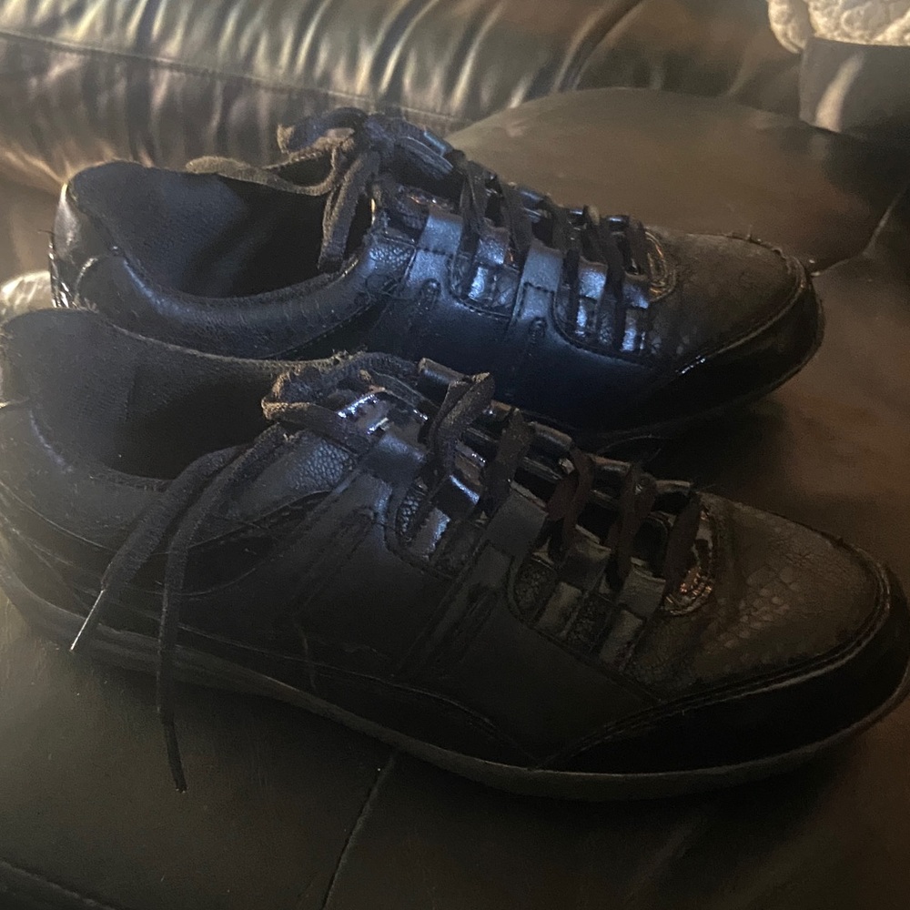 Woman’s Black Casual Lace-Up Sneakers